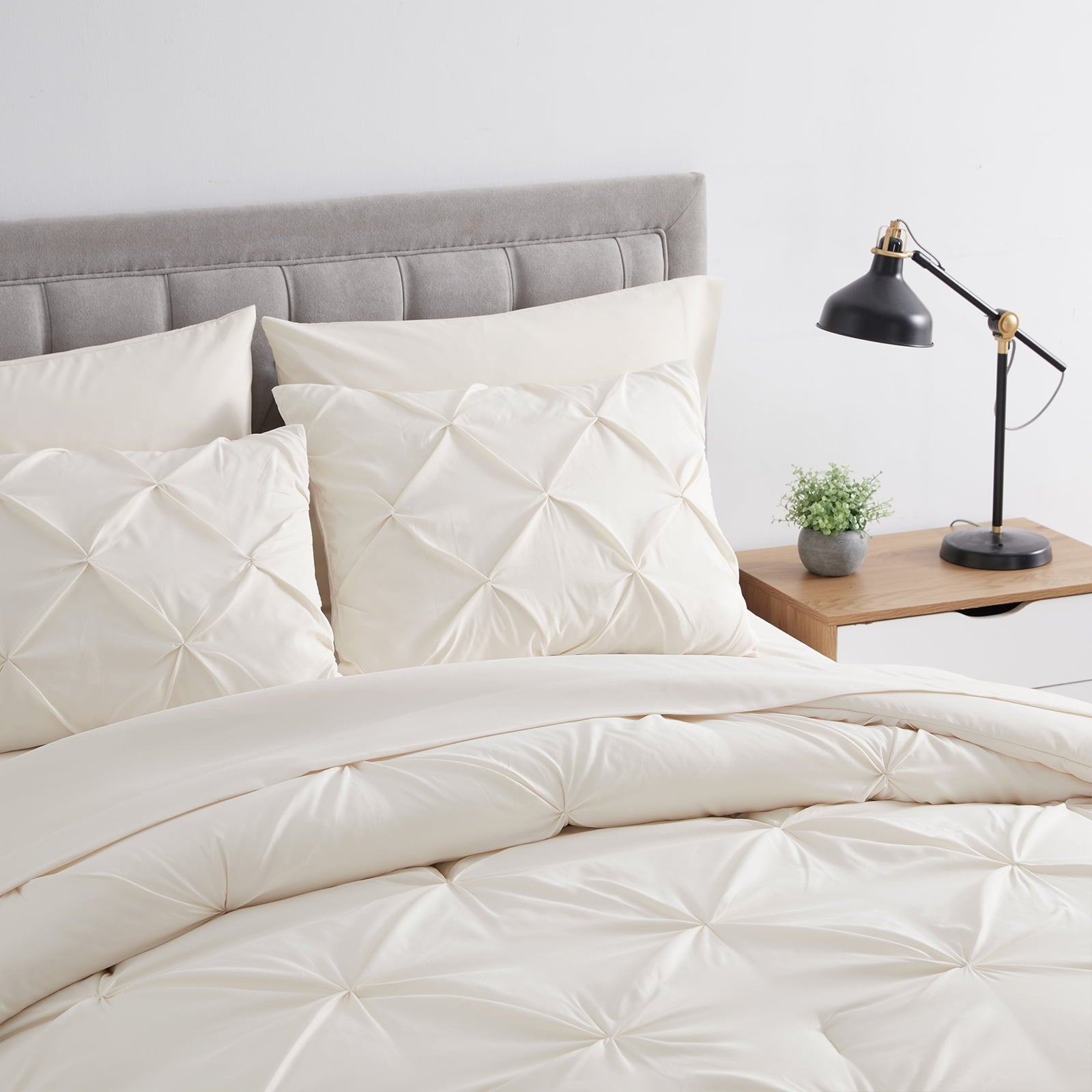 Hypoallergenic Cloud Comforter Set, 3-Piece, Queen, Pleated Wrinkle-Resistant Microfiber Bedding, Ivory, All-Season - Hypoallergenic Ultra-Fluffy Quilt for Winter Detail
