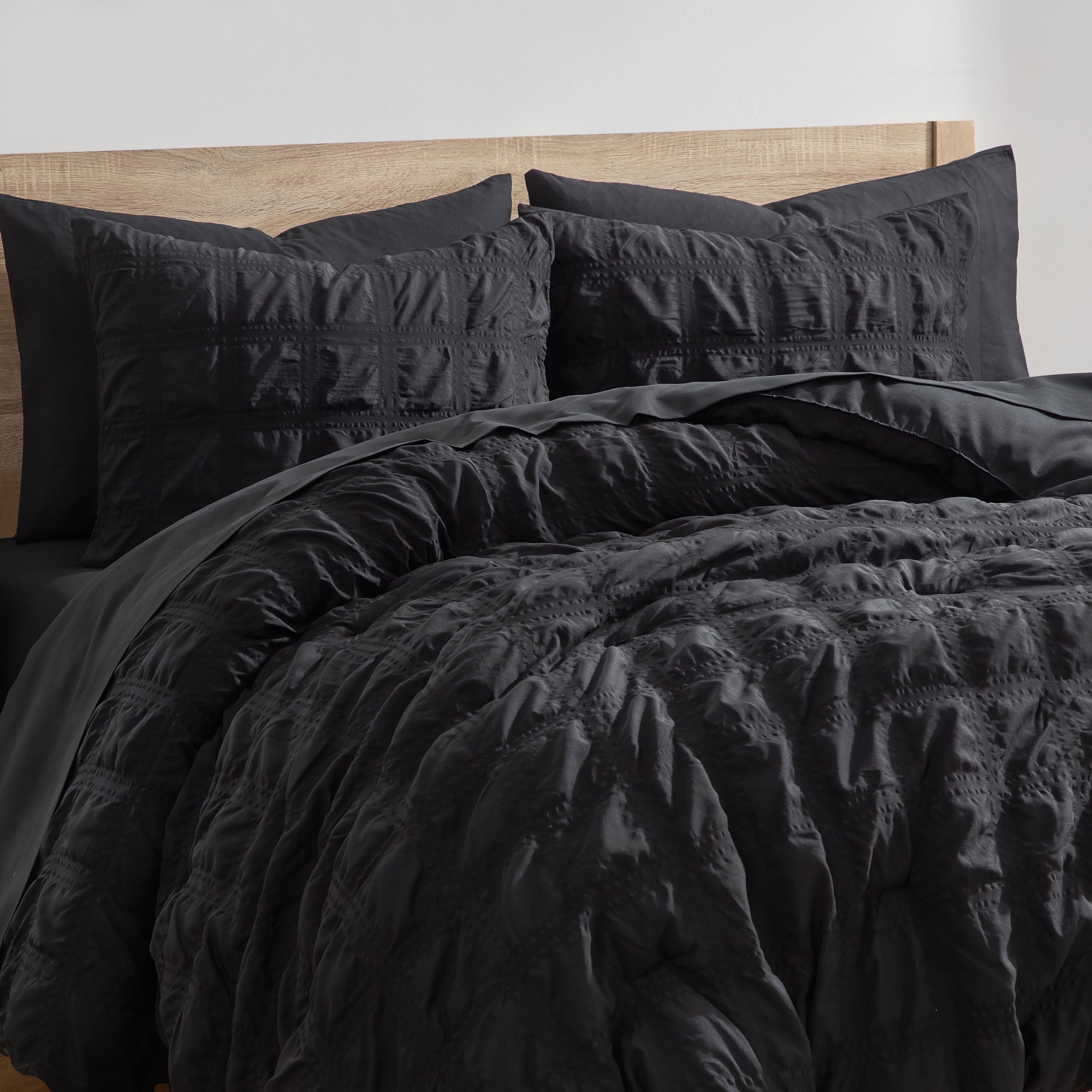 Fluffy Down Alternative Queen Comforter Set, Seersucker Queen Size Comforter Set, 7-Pc All Season Bedding Comforter Set, Black - Hypoallergenic Ultra-Fluffy Quilt for Winter Detail