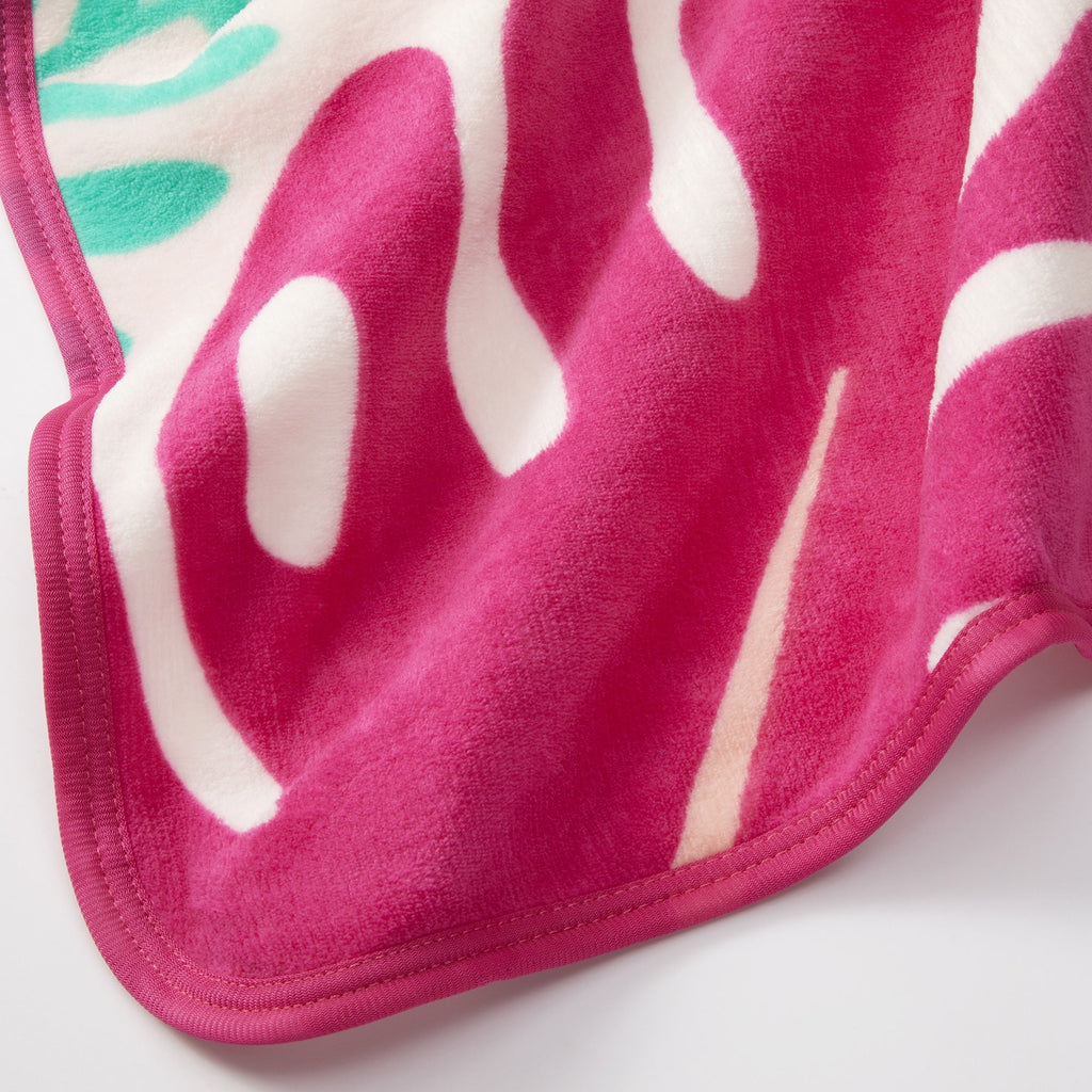 Super Soft Flannel Kids Pink White Print Fleece Throw Blanket, 46 x 60 - Cozy Fleece Throw Blanket for Couch & Bed Detail
