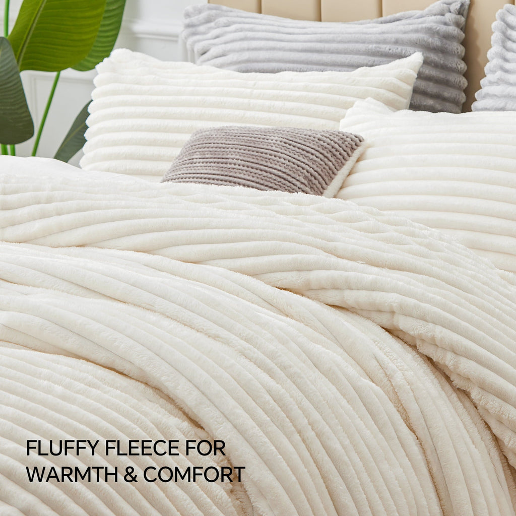 Luxurious Quilted Fleece Queen Comforter Set -Super Soft & Warm Fluffy White Bedding, Luxury Fuzzy Heavy Bed Set for Winter with 2 Pill... - All-Season Down Alternative Comforter Insert Detail
