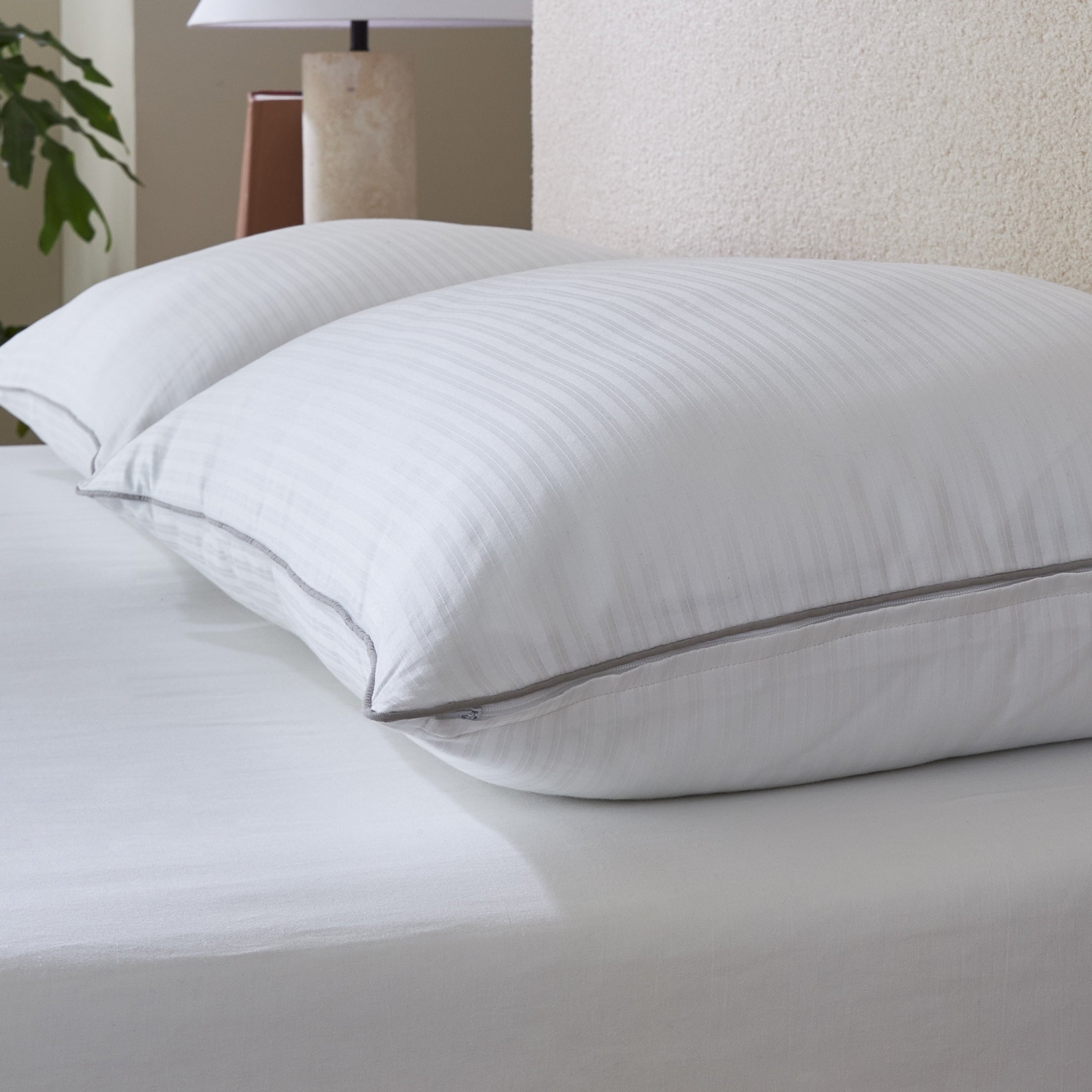 Ergonomic Memory Foam Down Alternative Bed Pillow, Standard/Queen - Hotel Quality Plush Sleeping Pillows Detail