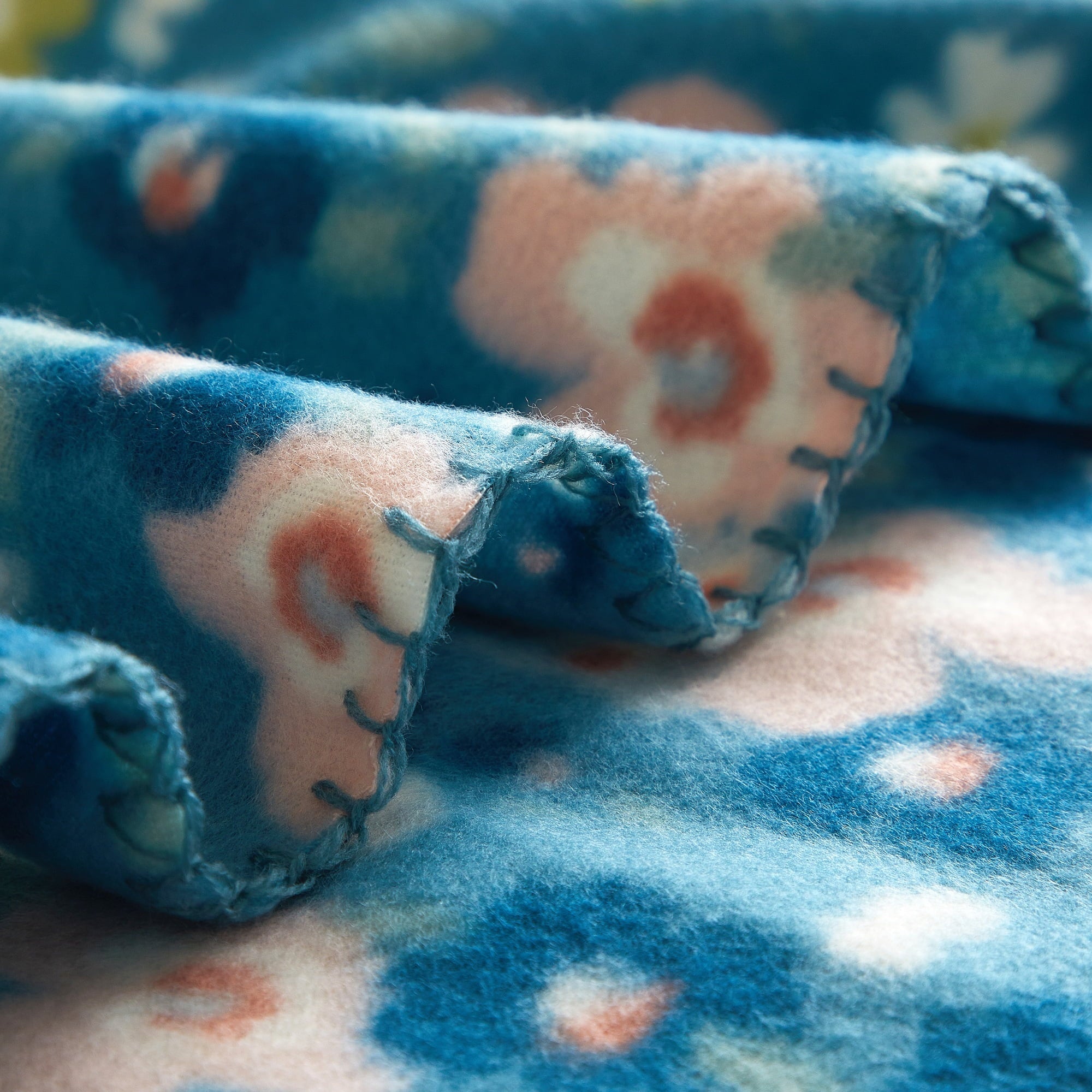 Super Soft Flannel Cozy Fleece Throw Blanket Delightful Floral 50" x 60", All Ages - Lightweight Plush Warm Blanket for All Seasons Detail