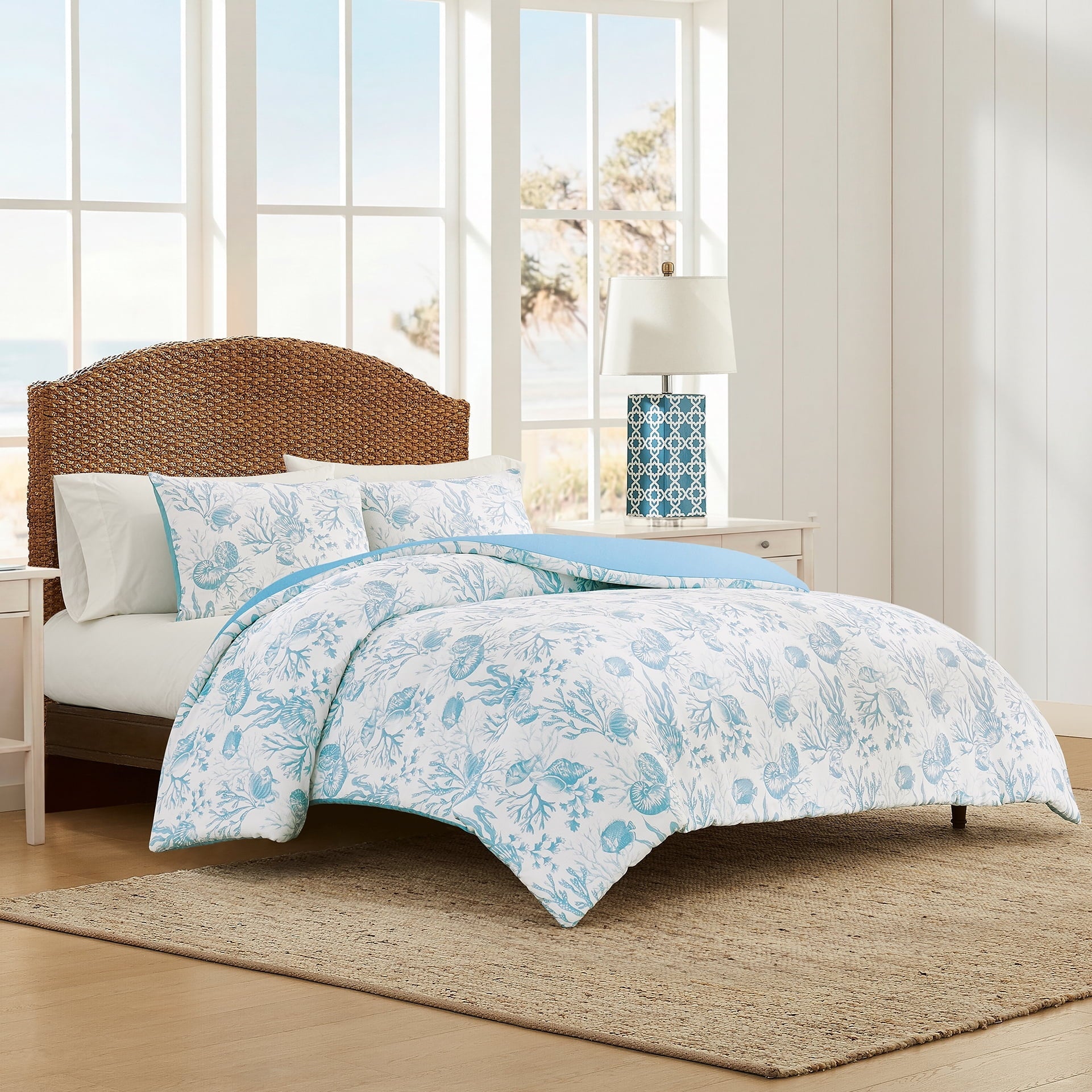 Luxurious Quilted 3-Piece Lightweight 100% Cotton Blue & White Ocean Print Comforter Set, Full/Queen - Cloud-Like Soft Lightweight Bed Comforter Detail