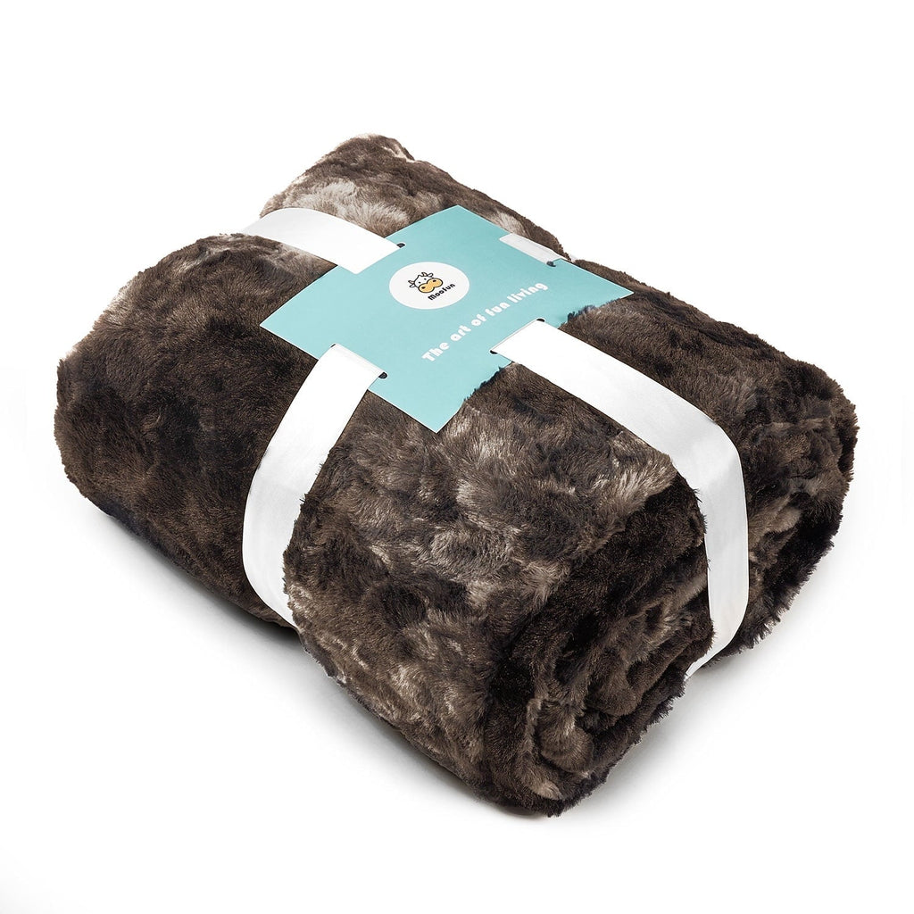 Cozy Fleece Faux Rabbit Fur Throw Blanket- 50x60 inches, Soft Fluffy Cozy Warm Fuzzy Machine Washable, Durable Blanket for Couch ... - Super Soft Reversible Sherpa Flannel Blanket Detail
