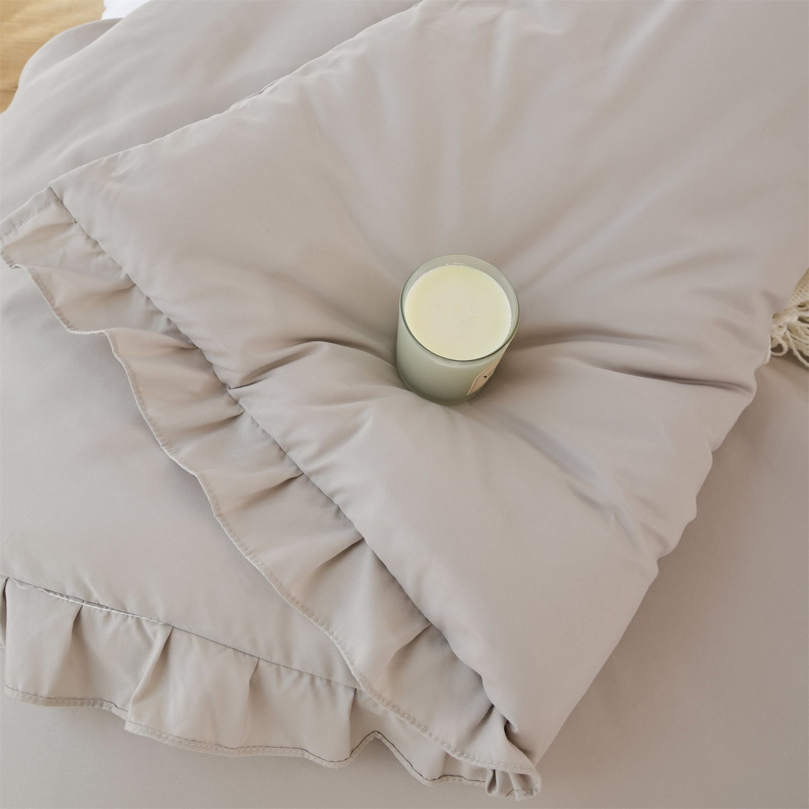 All-Season Queen Comforter Set For Adult, 3 Piece Ruffle Oatmeal Comforter Sets All Season - Hypoallergenic Ultra-Fluffy Quilt for Winter Detail
