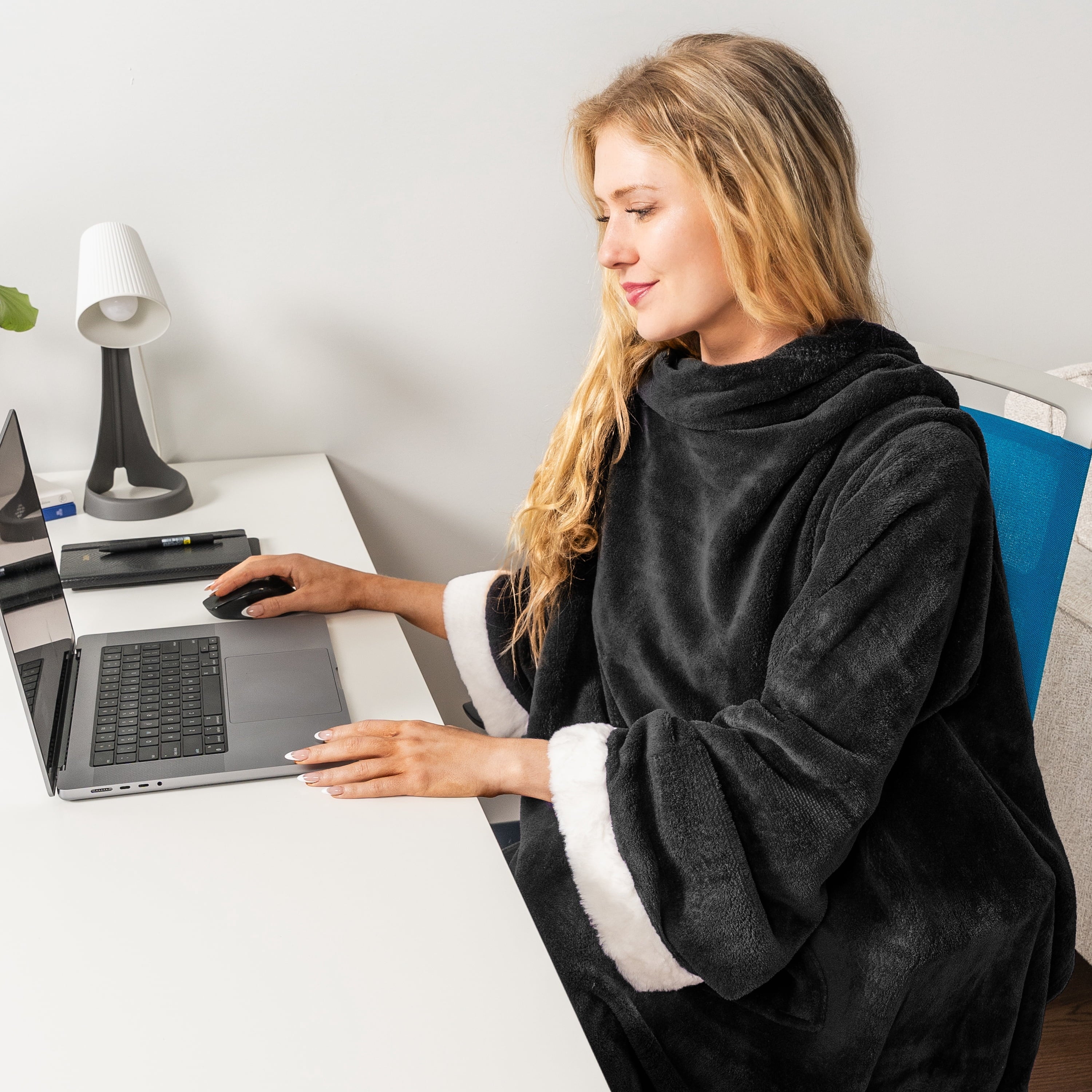 Lightweight Warm Fleece Blanket with Sleeves for Women Men Adults, Wearable Blanket Warm Soft Plush, Snuggle Pocket Sleeved TV Throw W... - Super Soft Reversible Sherpa Flannel Blanket Detail