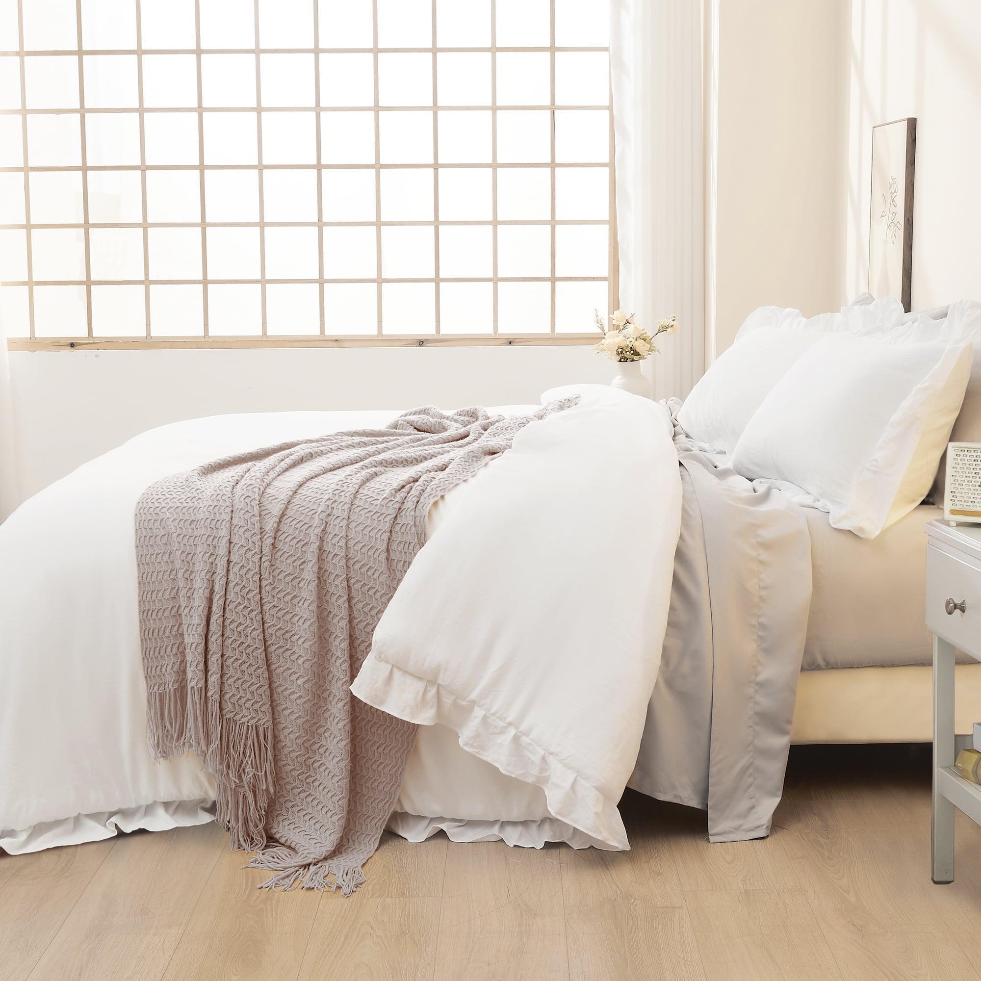 Hypoallergenic Cloud Queen Comforter Set White, 3 Pieces Soft Fluffy Farmhouse Ruffle Bedding Comforter Sets for Queen Bed, All Season Lig... - Hypoallergenic Ultra-Fluffy Quilt for Winter Detail
