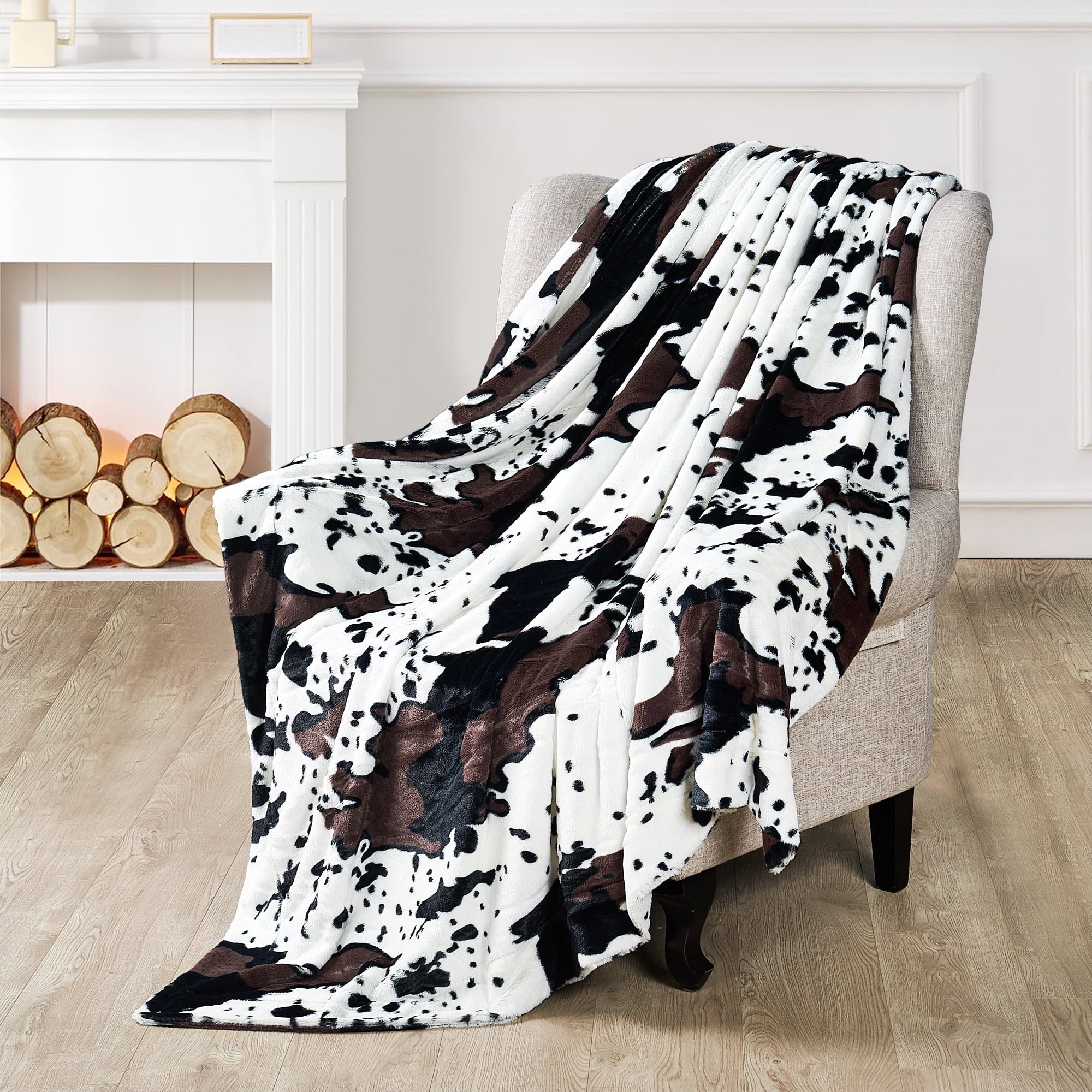 Lightweight Warm Cow Print Double Sided Faux Fur Throw Blanket, Soft Cozy Fuzzy Black and White Throw, 50x60 inches - Super Soft Reversible Sherpa Flannel Blanket Detail