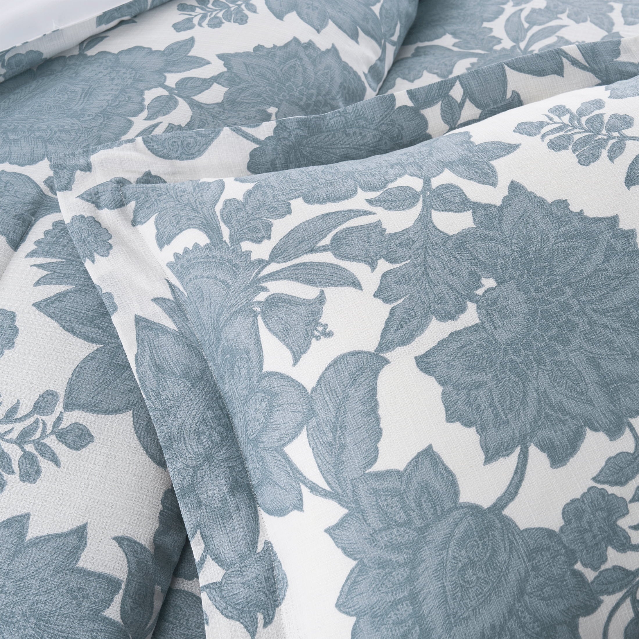 Fluffy Down Alternative Veronica 3-Piece Blue Floral Cotton Slub Comforter Set, King - Luxurious Quilted Duvet Cover Set Detail