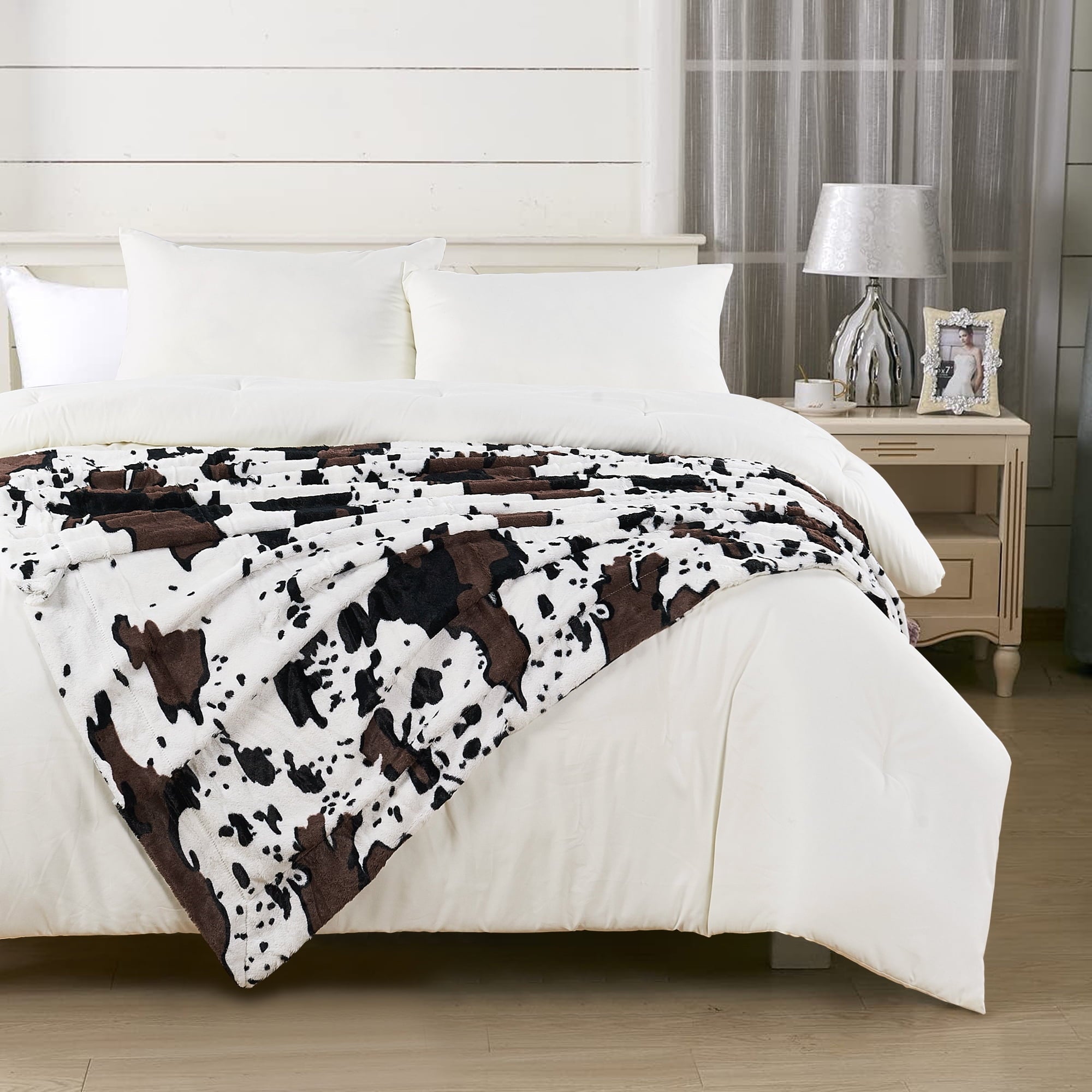 Lightweight Warm Cow Print Double Sided Faux Fur Throw Blanket, Soft Cozy Fuzzy Black and White Throw, 50x60 inches - Super Soft Reversible Sherpa Flannel Blanket Detail