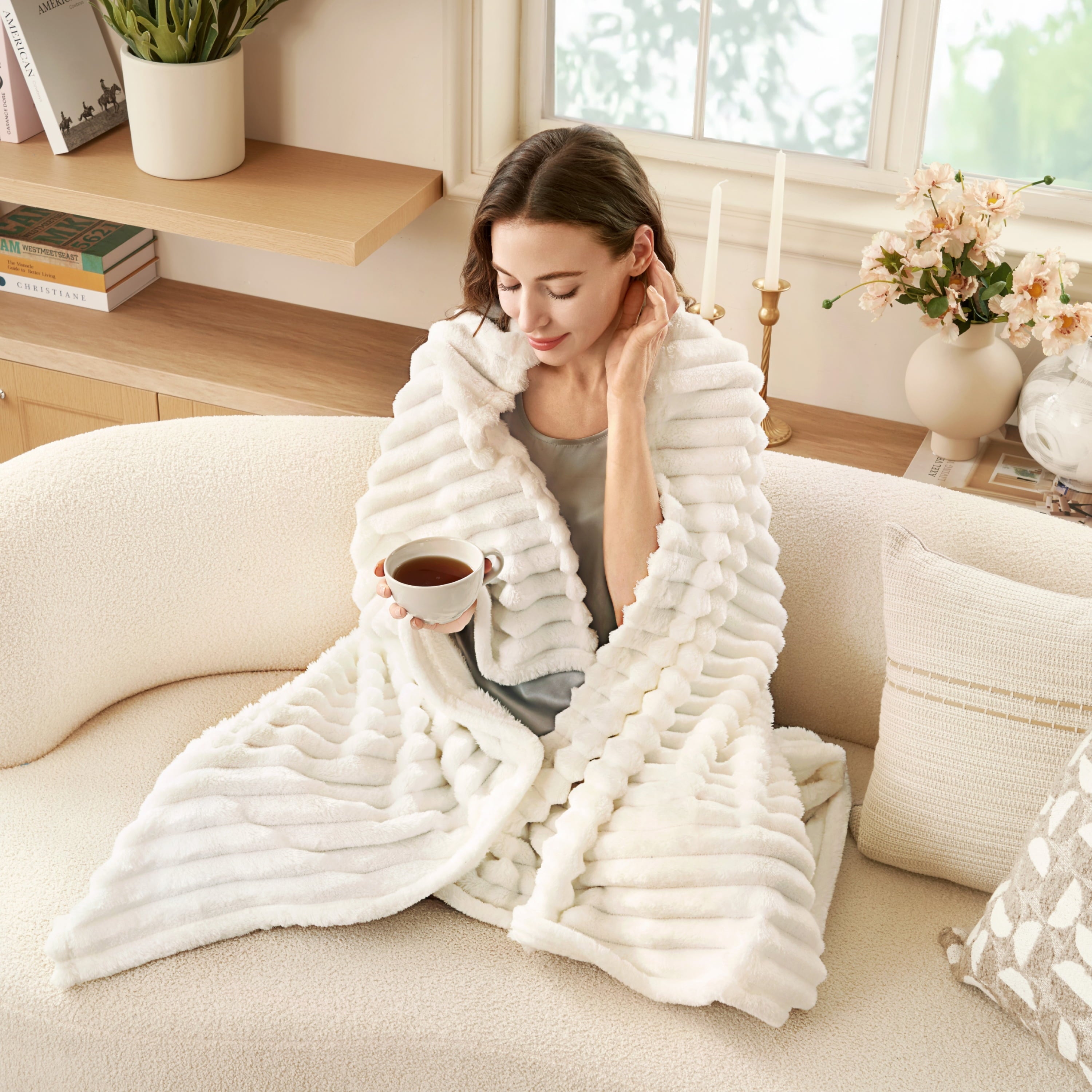 Cozy Fleece Throw Blanket for Couch,Bed,Sofa,White Flannel Blanket,Soft Throw Blanket ,Gifts for Women Mom Girls,Throw Home Room ... - Cozy Fleece Throw Blanket for Couch & Bed Detail