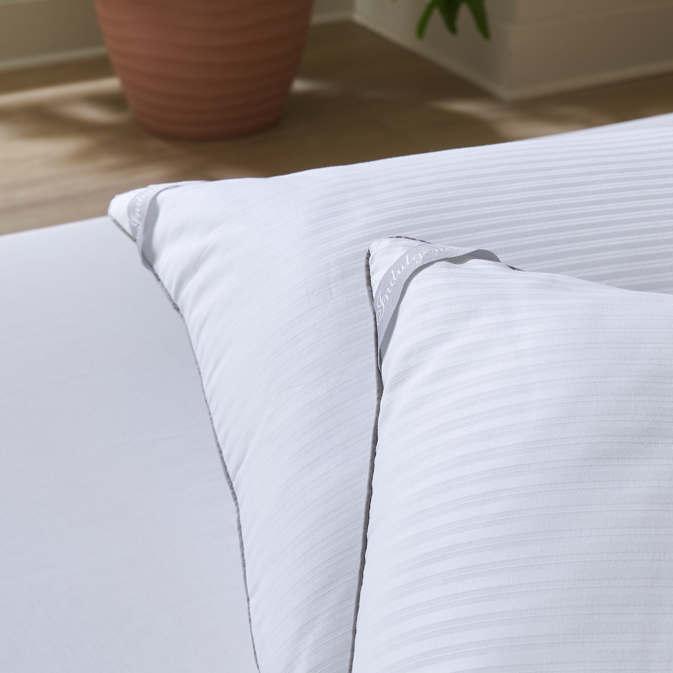 Ergonomic Memory Foam Down Alternative Bed Pillow, Standard/Queen - Hotel Quality Plush Sleeping Pillows Detail