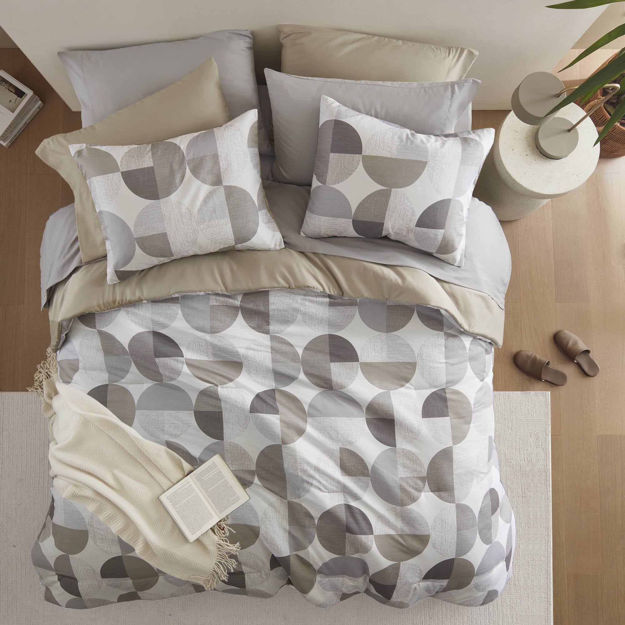 Hypoallergenic Cloud Full/Queen Size Comforter Set, Tan/Gray Bedding Set for All Seasons, 3-Piece Round Geometric Print Bedding Comforter Set - All-Season Down Alternative Comforter Insert Detail