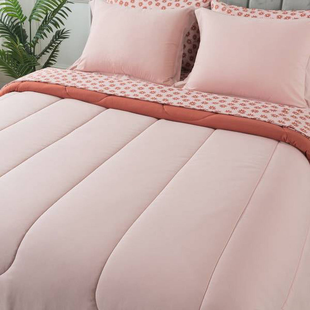 All-Season 7-Piece Reversible Bed in a Bag Comforter Set with Sheets, Pink, Queen - All-Season Down Alternative Comforter Insert Detail
