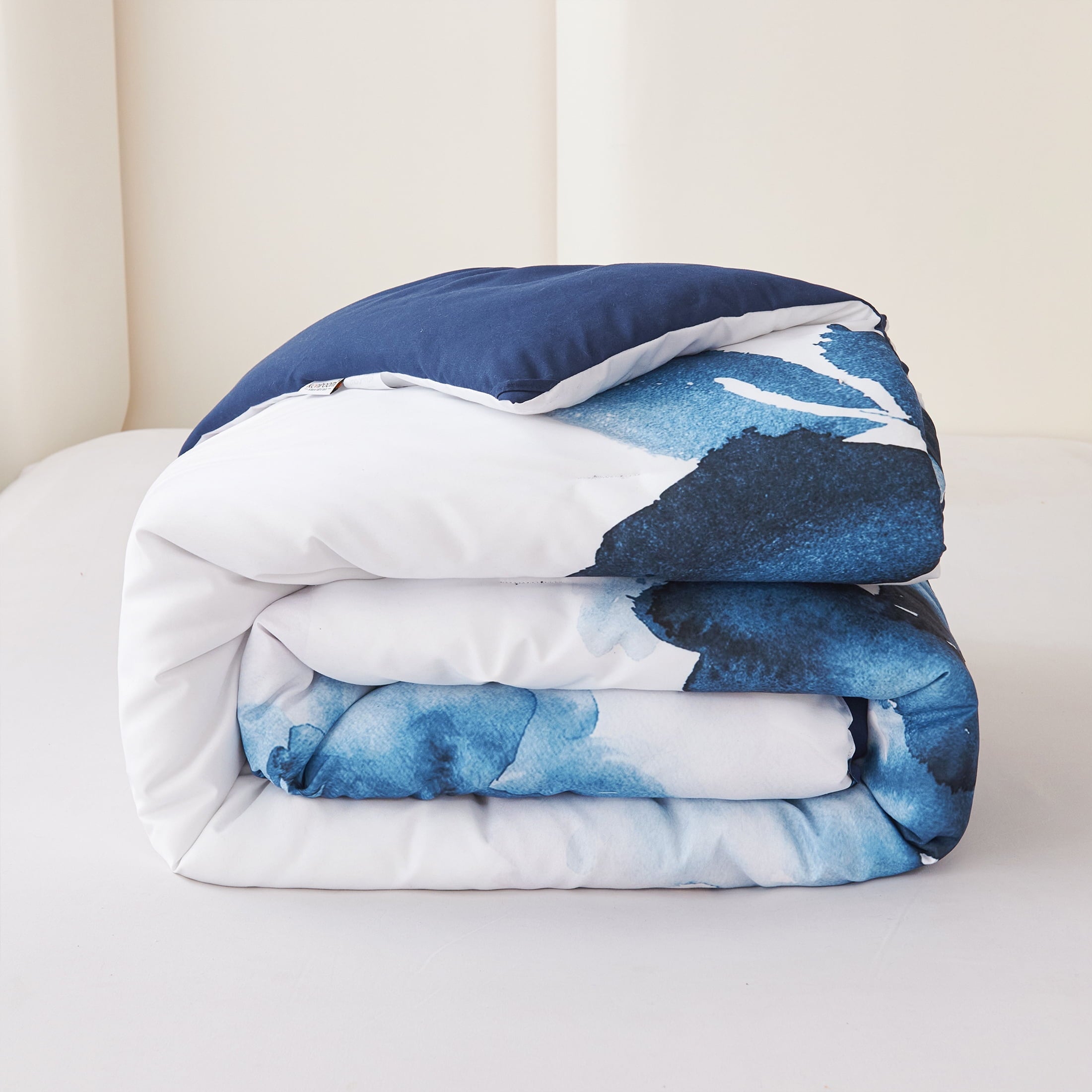 Hypoallergenic Cloud 3 Pieces Blue and White Floral Comforter Set King Size, Flower Bedding with Watercolor Flowers Pattern for Women, Rev... - Luxurious Quilted Duvet Cover Set Detail