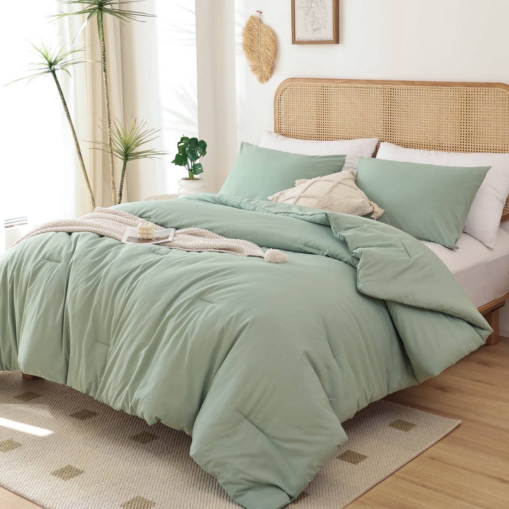 Luxurious Quilted Queen Comforter Set For Adult, 3 Piece Sage Green Comforter Sets & Bedding For All Season - All-Season Down Alternative Comforter Insert Detail