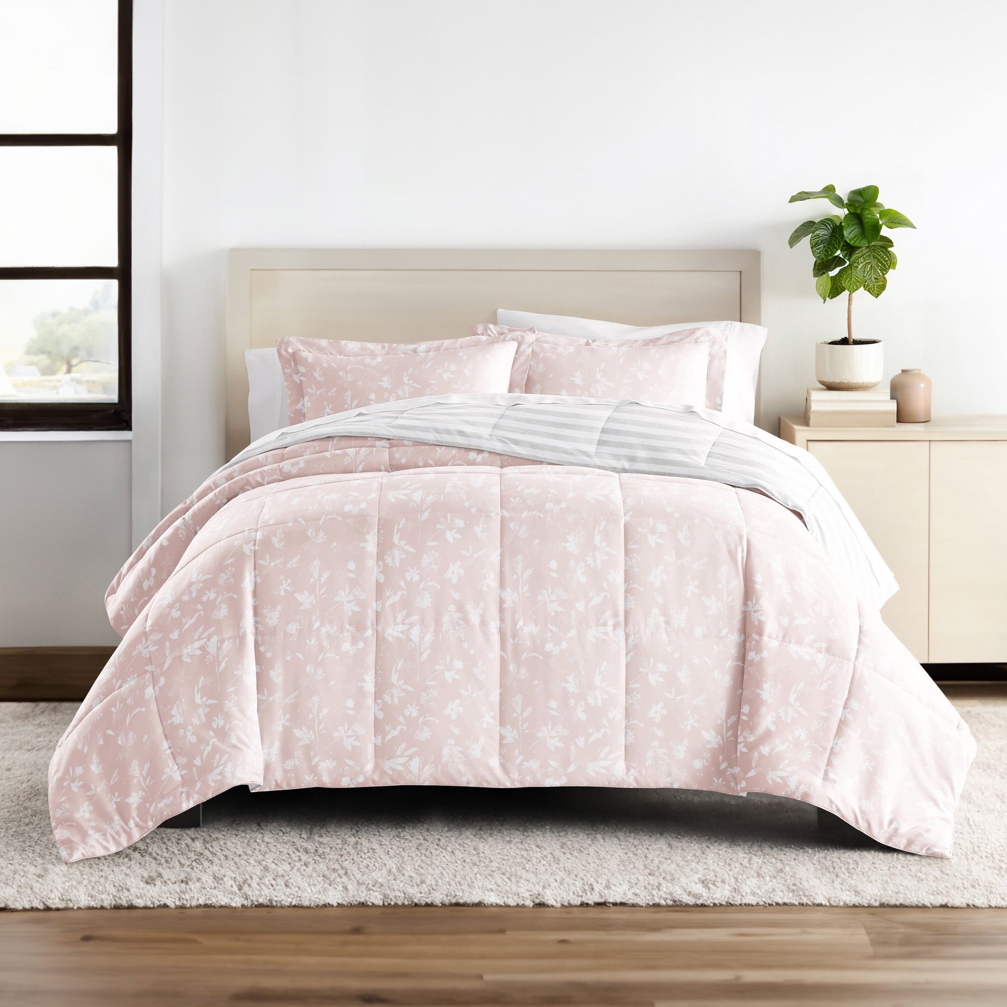 Heavyweight Warmth All Season Ultra Soft Comforter Set Lightweight Bedding in Pressed Flowers for Full/Queen Size - Cloud-Like Soft Lightweight Bed Comforter Detail