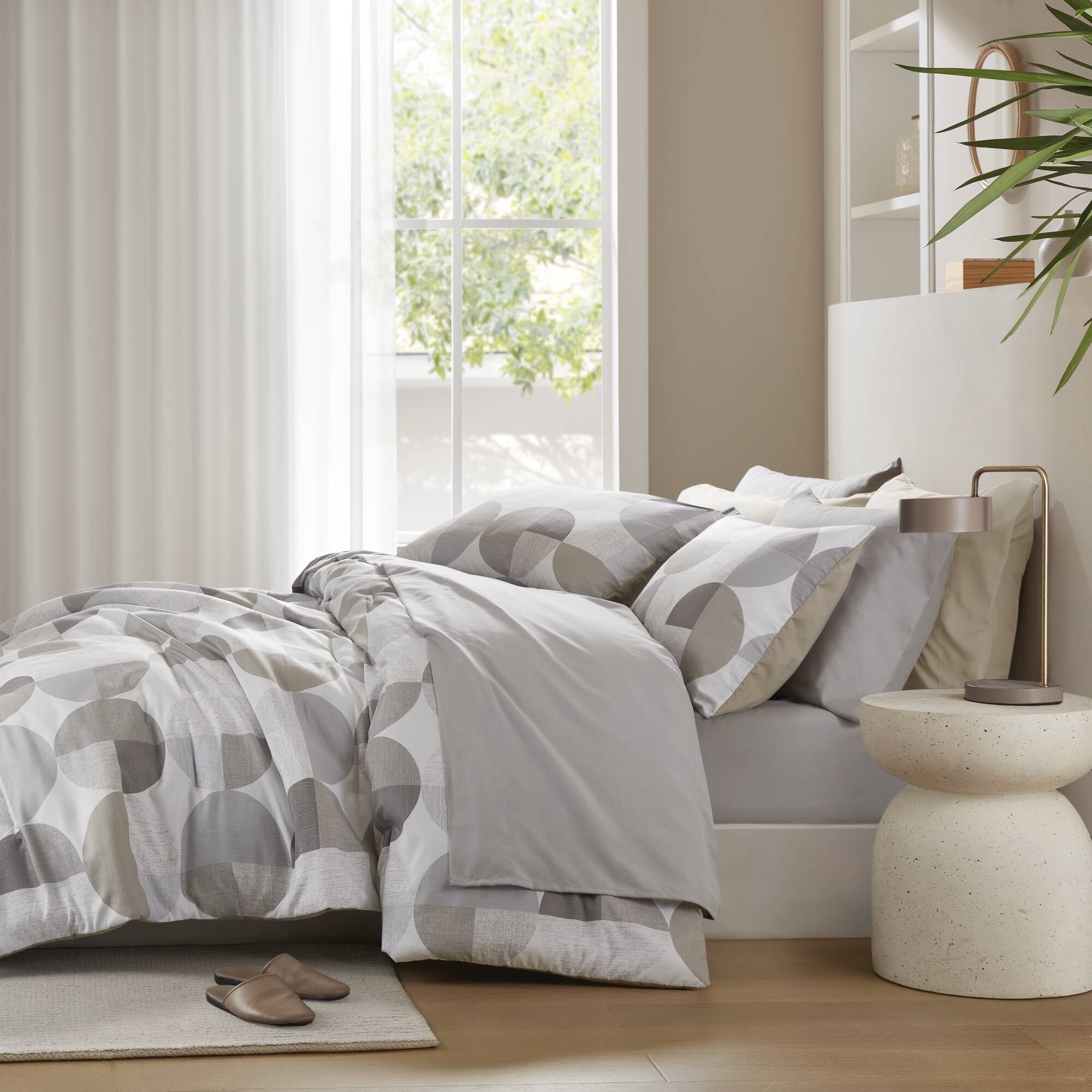 Hypoallergenic Cloud Full/Queen Size Comforter Set, Tan/Gray Bedding Set for All Seasons, 3-Piece Round Geometric Print Bedding Comforter Set - All-Season Down Alternative Comforter Insert Detail
