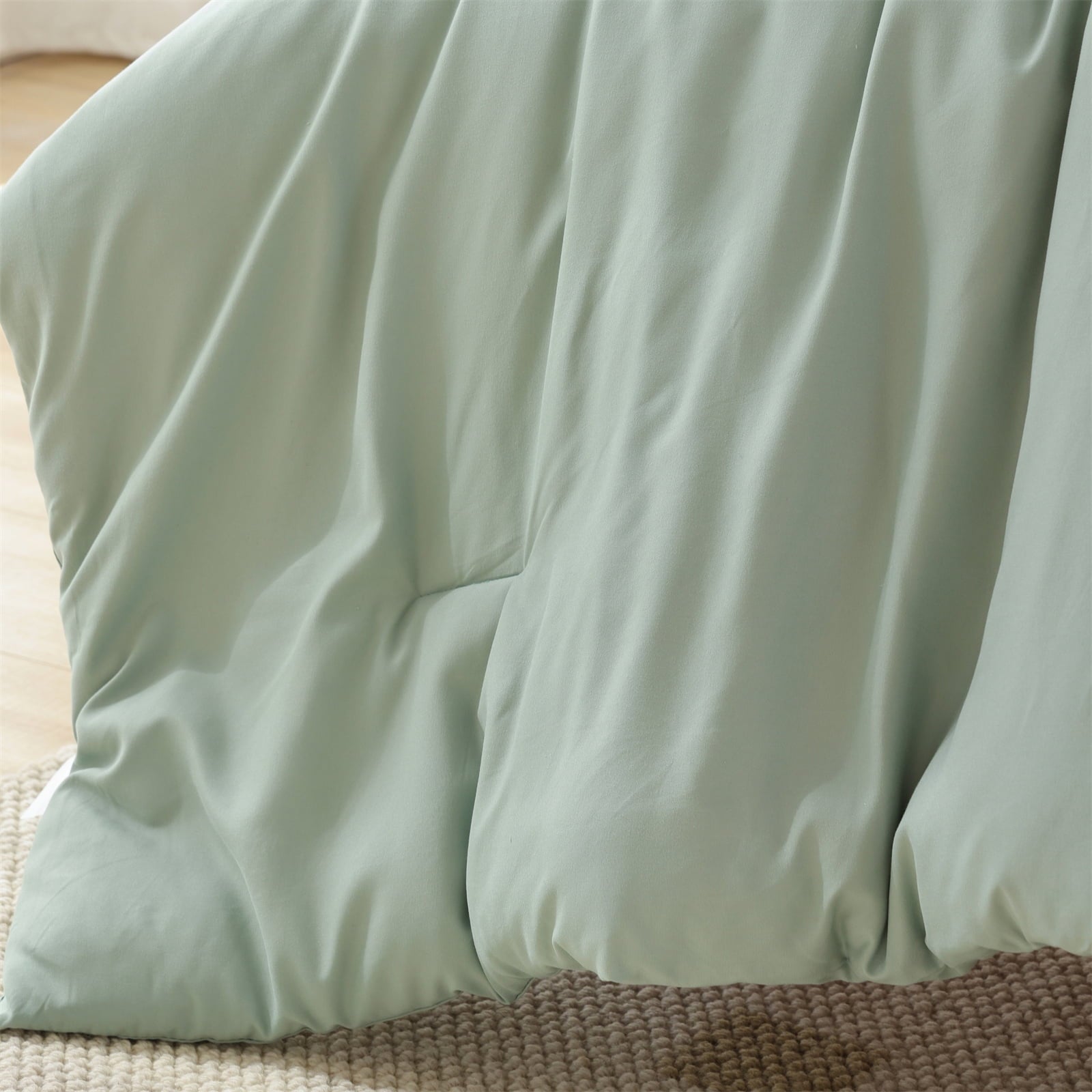 Luxurious Quilted Queen Comforter Set For Adult, 3 Piece Sage Green Comforter Sets & Bedding For All Season - All-Season Down Alternative Comforter Insert Detail