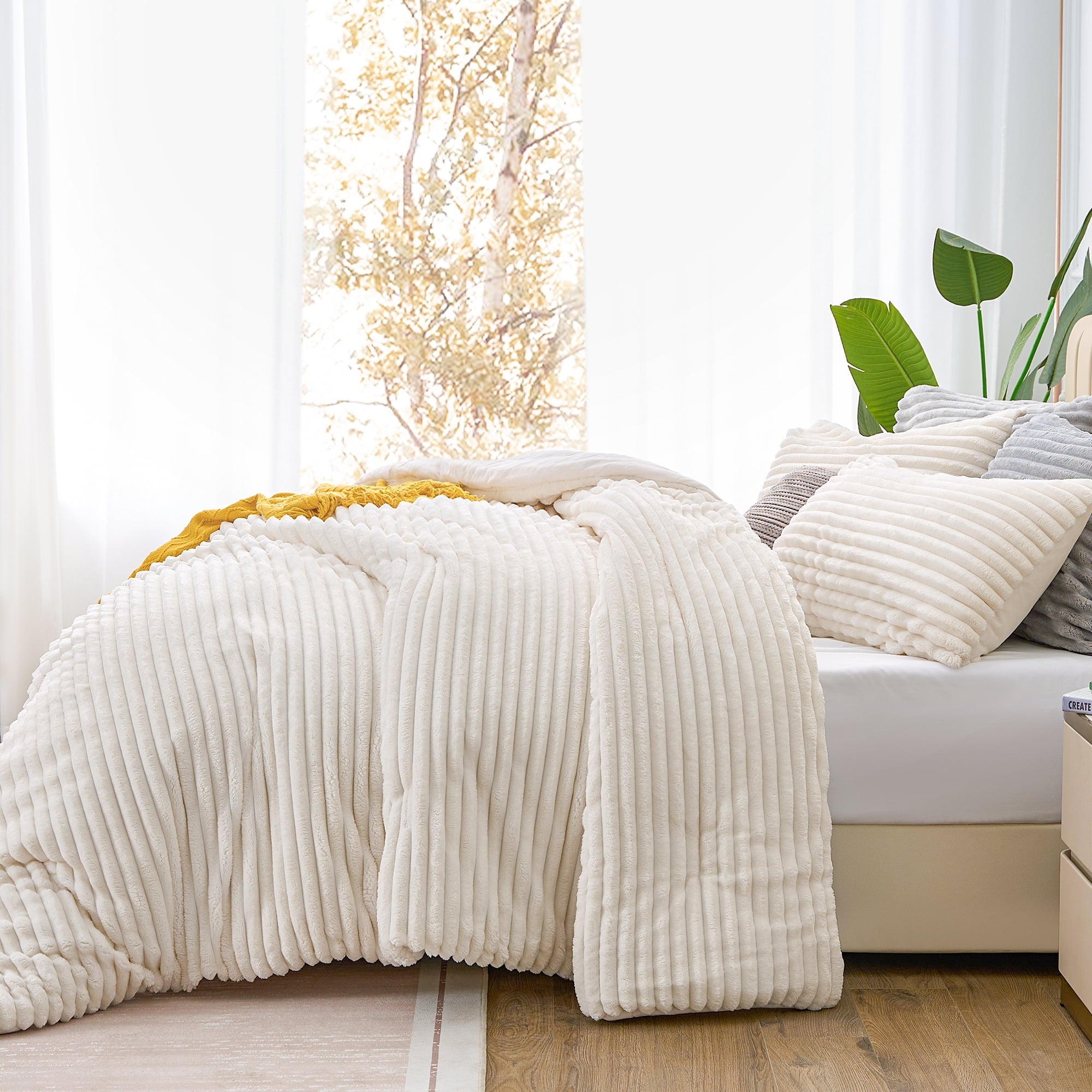 Luxurious Quilted Fleece Queen Comforter Set -Super Soft & Warm Fluffy White Bedding, Luxury Fuzzy Heavy Bed Set for Winter with 2 Pill... - All-Season Down Alternative Comforter Insert Detail