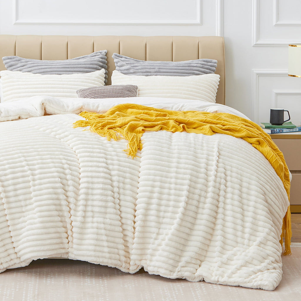 Luxurious Quilted Fleece Queen Comforter Set -Super Soft & Warm Fluffy White Bedding, Luxury Fuzzy Heavy Bed Set for Winter with 2 Pill... - All-Season Down Alternative Comforter Insert Detail