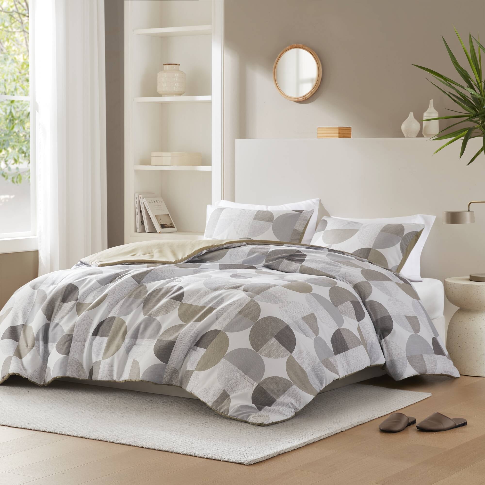Hypoallergenic Cloud Full/Queen Size Comforter Set, Tan/Gray Bedding Set for All Seasons, 3-Piece Round Geometric Print Bedding Comforter Set - All-Season Down Alternative Comforter Insert Detail