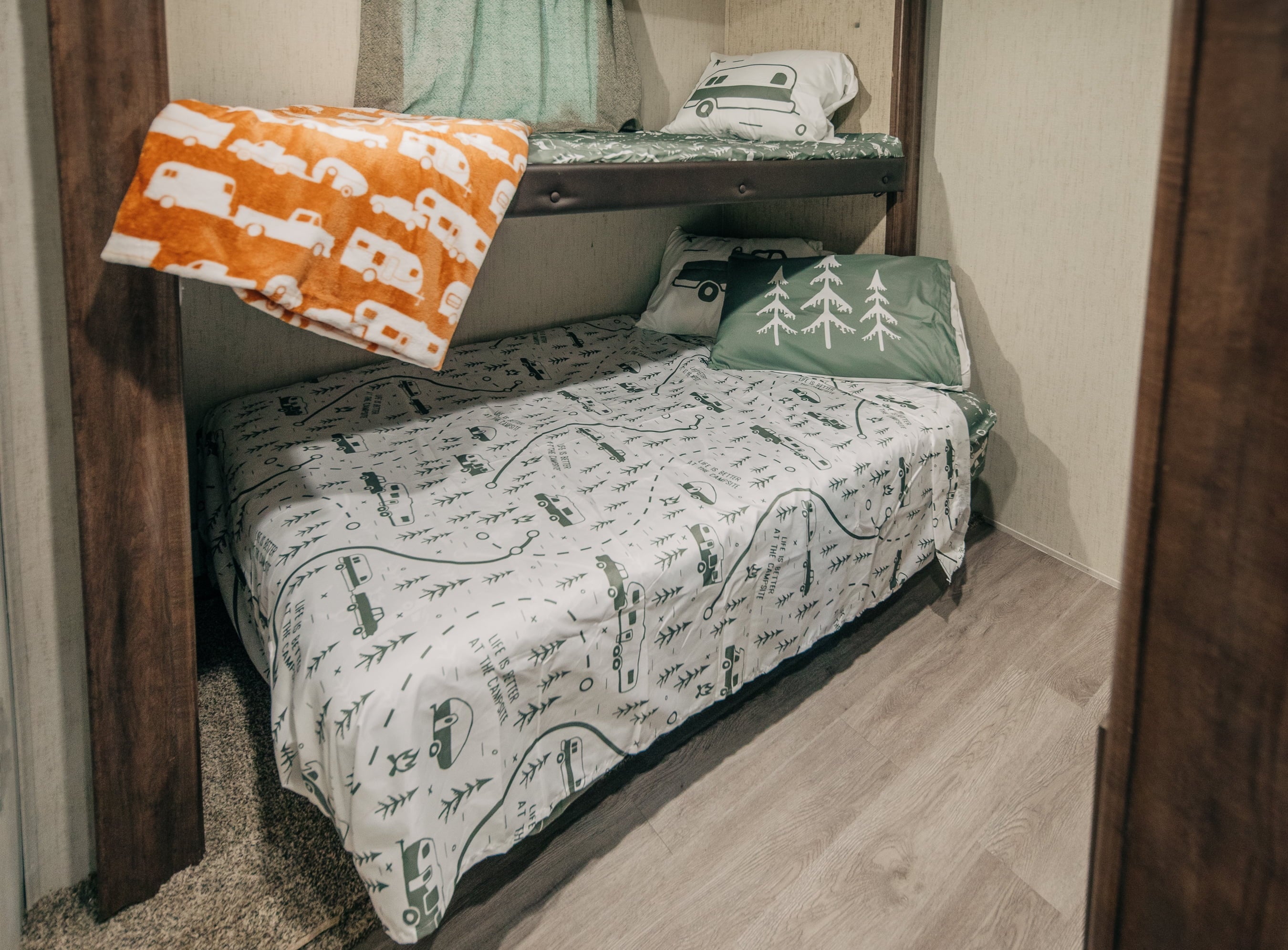 Ultra-Soft RV Queen Bed Sheet Set, Green Map, Polyester (53476) - Breathable Egyptian Cotton Flat & Fitted Sheets Detail