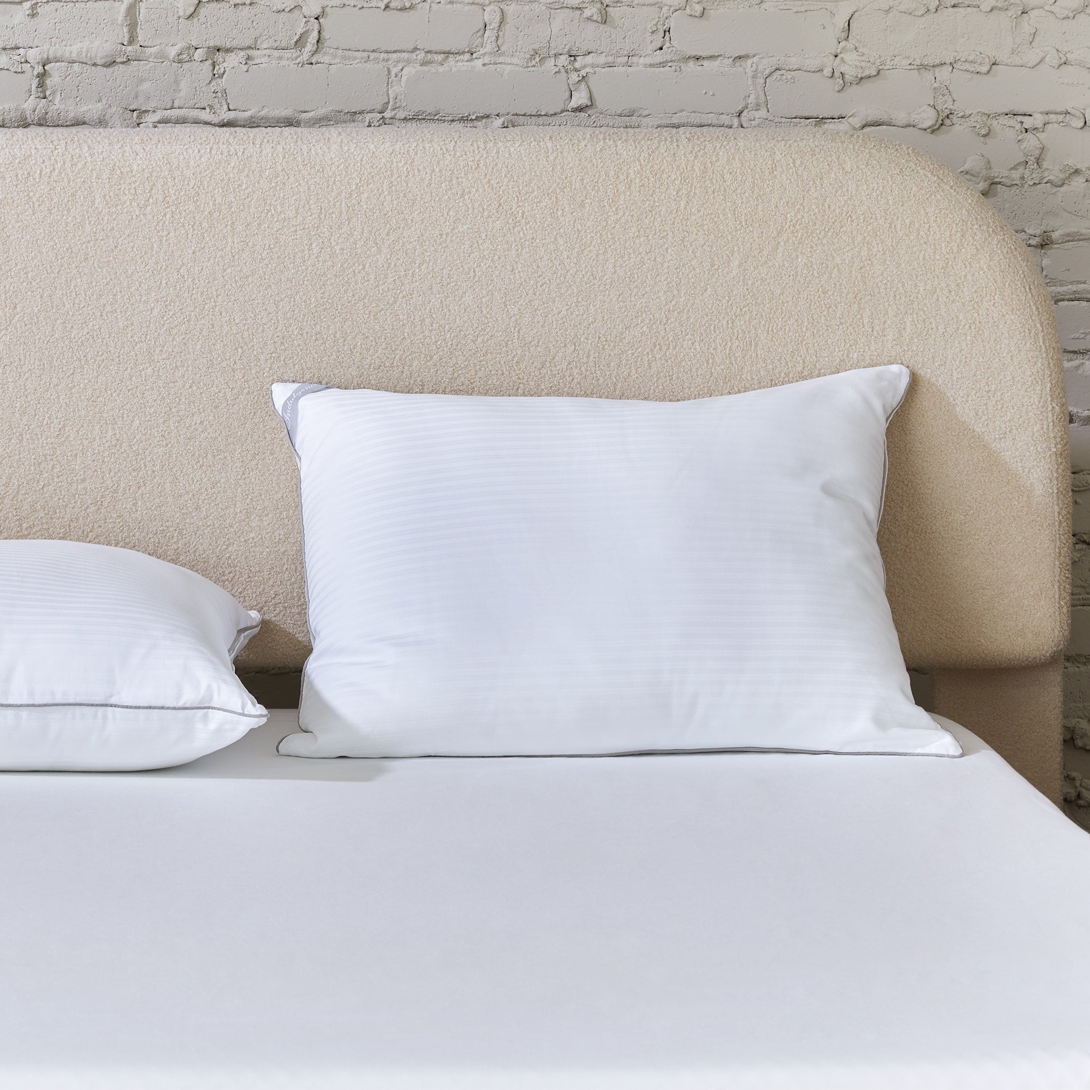 Ergonomic Memory Foam Down Alternative Bed Pillow, Standard/Queen - Hotel Quality Plush Sleeping Pillows Detail